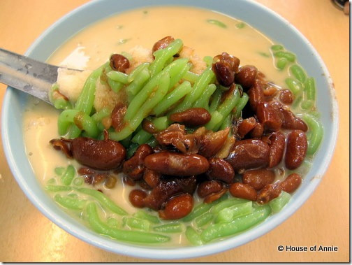 Chendul: Món ăn vặt này khá giống món bánh lọt quen thuộc của nước ta. Tuy nhiên người dân Malaysia thường cho thêm đậu đỏ vào món này. Chendul bán rất chạy vào những ngày thời tiết nắng nóng, vì món này ăn rất mát. Ảnh: House of Annie.