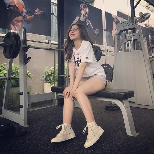 Bạn gái Quang Hải tự tin diện áo phông và quần short ngắn khoe đôi chân dài gợi cảm. Ảnh: Instagram, FB.