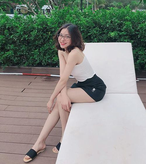 Bên cạnh việc giữ dáng, Nhật Lê cũng rất chú ý đến việc chăm sóc da. Cô thường xuyên đắp mặt nạ để cấp ẩm cho da và làm sạch da bằng nước chuyên dụng.