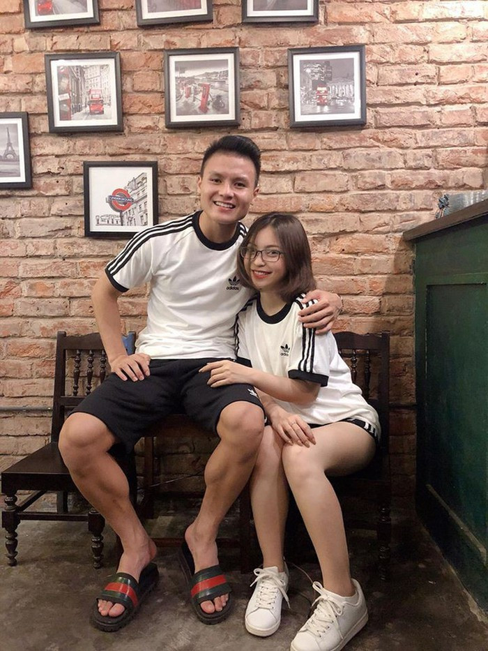 “Phải mất 4 tuần bạn mới nhận ra cơ thể mình đang thay đổi. 8 tuần để các cô bạn thân và gia đình bắt đầu trầm trồ. Và 12 tuần là thời điểm cả thế giới sẽ kinh ngạc nhìn bạn. Cho nên hãy tiếp tục cố gắng nhé”, đó là cách bạn gái cầu thủ Quang Hải tự động viên chính mình khi quyết định kiên trì tập gym.