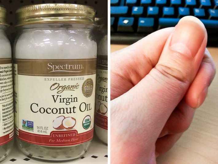 Dầu dừa giàu chất chống oxy hóa, kháng khuẩn và kháng nấm, giúp tăng cường sức khỏe móng tay. Bạn nên làm ấm dầu dừa rồi thoa lên móng tay và các vùng da xung quanh, massage nhẹ nhàng cho đến khi dầu dừa thẩm thấu hết.