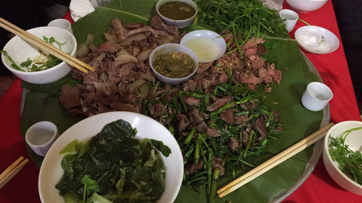Mẹ cầu thủ Hà Đức Chinh chia sẻ, con trai rất thích ăn món rau dớn xào thịt trâu nên bà đã chuẩn bị món ăn này mỗi khi con trai về thăm nhà.
