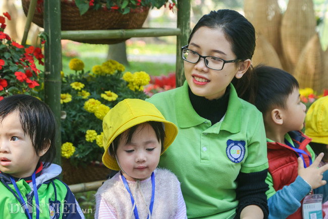 Chị Hải, giáo viên trường mầm non GCA chia sẻ: "Chúng tôi cho các bé ra thăm công viên theo chương trình ngoại khóa hàng tháng để các bé khám phá thiên nhiên, cây xanh nhưng thật bất ngờ là đúng ngày khai trương khu trưng bày sinh vật cảnh Thủ đô. Nhờ sự kiện mà buổi dã ngoại càng thêm bổ ích và lý thú, các bé đều phấn khởi, hào hứng chơi đùa".