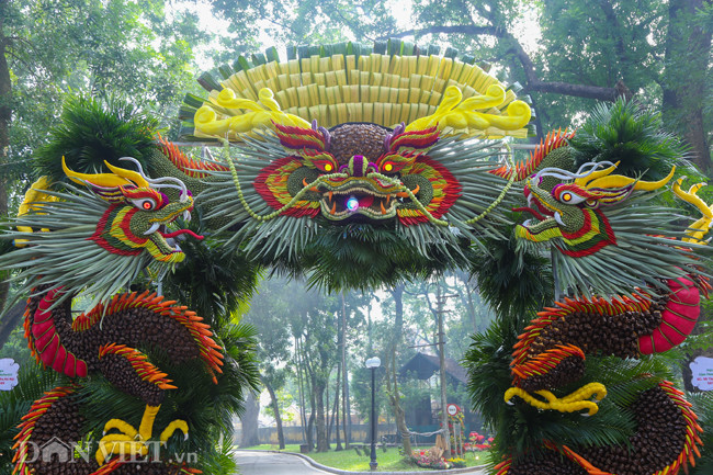 Cổng vào không gian trưng bày làm từ nhiều loài cây, hoa, mô phỏng những cặp rồng, phượng đang tung bay, uốn lượn tượng trưng cho sức sống mãnh liệt vạn vật khi xuân về.