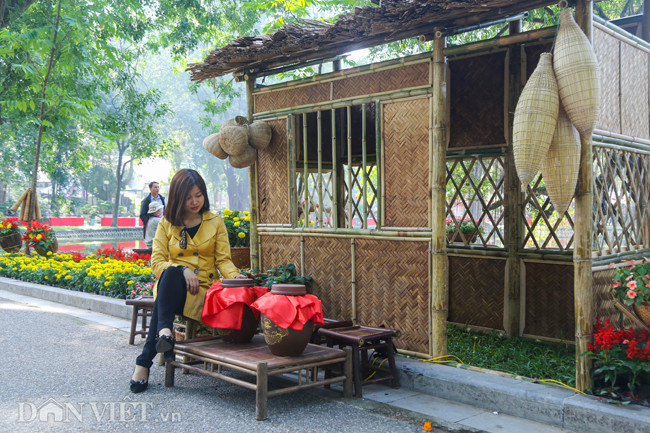 Chiếc chòi thô sơ mô phỏng hình ảnh quán nước làng quê được dựng bên những luống hoa nhiều màu sắc thu hút nhiều du khách đến chụp hình.