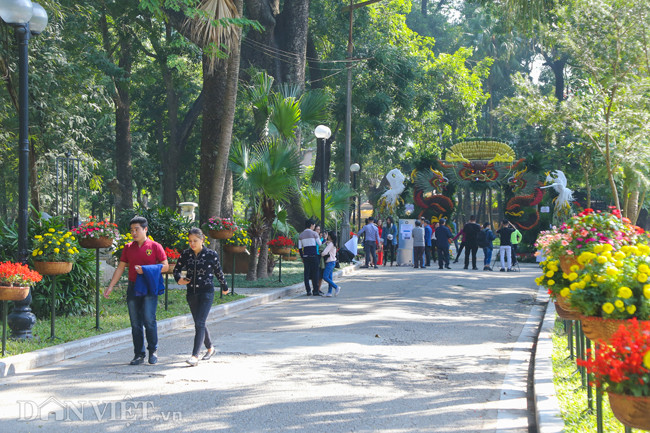 Ngày 20/12, chương trình Trưng bày sinh vật cảnh Thủ đô do Trung tâm nghiên cứu Bảo tồn và phát triển Sinh vật cảnh Việt Nam, Hội Cây cảnh nghệ thuật Hà Nội, Học viện Hoa Nefertiti... phối hợp tổ chức chính thức khai mạc tại công viên Bách Thảo (Hà Nội).