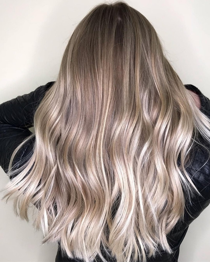 Balayage: Xuất phát từ 1 từ trong tiếng Pháp có nghĩa là “quét", balayage là kiểu nhuộm lấy cảm hứng từ động tác đi cọ vẽ màu trên tranh. Đây là kiểu nhuộm có họ hàng với ombre nhưng tỉ mẩn và cầu kì hơn.