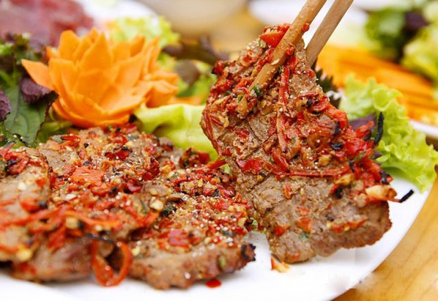 Thịt nai: Tại Đăk Lăk, người ta nuôi khá nhiều nai và thức ăn cho chúng đều dùng những nguyên liệu tự nhiên nên thịt nai khá thơm và dai. Thịt nai được chế biến thành nhiều món cho khách du lịch lựa chọn như nai xào lăn, nai hấp, nai nướng, nai nhúng giấm và nai khô. Ảnh: Vntrip.