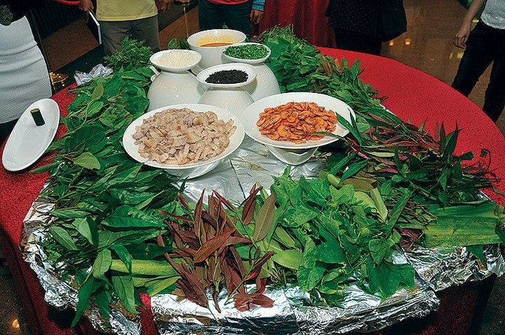 Lẩu rau rừng: Đây là món ăn đặc trưng của Đăk Lăk nói riêng và vùng đất Tây Nguyên nói chung. Với diện tích được bao phủ chủ yếu bởi rừng núi nên các loại cây trong rừng tại đây vô cùng phong phú. Người dân Tây Nguyên đã khéo léo sử dụng nguồn nguyên liệu sẵn có từ thiên nhiên để đưa vào bữa ăn thường ngày. Ảnh: Mytour.