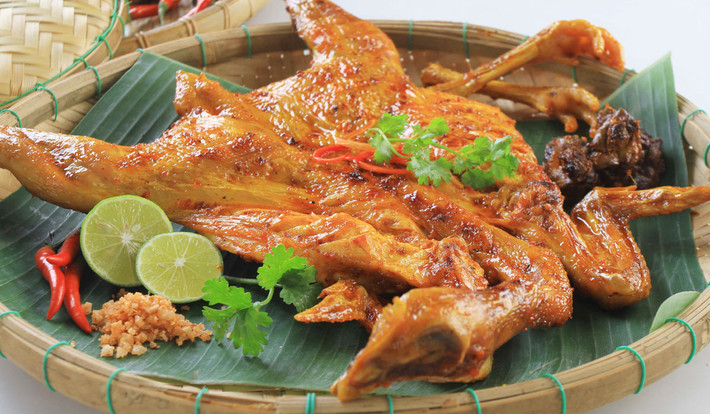 Gà nướng bản Đôn: Nếu đã thử đặc sản nổi tiếng ở Đăk Lăk này, đảm bảo bạn ăn một lại muốn ăn hai. Để thưởng thức món ăn này bạn nên tới bản Đôn vì gà nướng tại đây có hương vị đúng chuẩn nhất. Ăn gà nướng chấm muối sả hoặc muối ớt hoặc ăn kèm cơm lam thì lại càng ngon. Ảnh: VOV Viet Nam Journey.