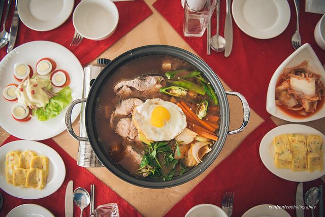 Khi du lịch Triều Tiên, du khách còn được thưởng thức món lẩu cá với các món ăn kèm như trứng rán, kim chi, trứng luộc.