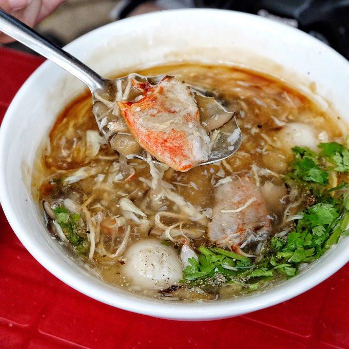 Nhiều người thích ăn thêm óc heo hay trứng bắc thảo chung với súp. Súp cua có mặt ở mọi nẻo đường, từ các quán tên tuổi đến các xe hàng rong. Ảnh: Ivivu.