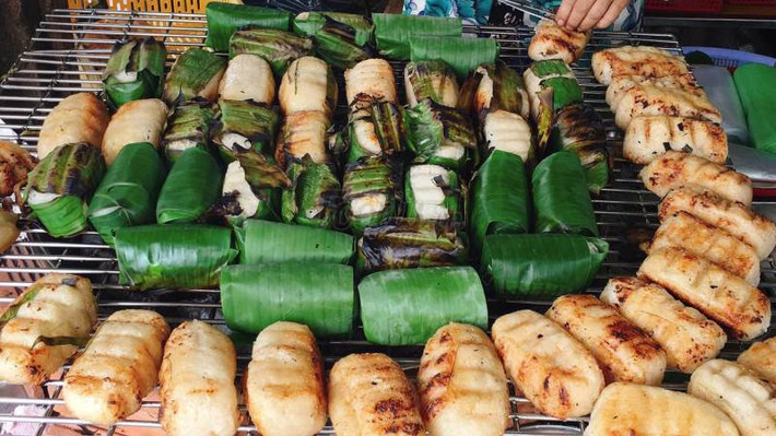 Một phần chuối nếp gói lá chuối, nướng lên nóng hổi, thơm lừng làm bạn no bụng cuối giờ chiều. Ảnh: Foody.