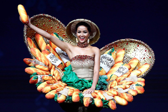 Không chỉ lọt Top những trang phục có câu chuyện hấp dẫn nhất do Fanpage của Miss Universe bình chọn hay Top của Missology, ngay cả tờ báo Nypost trứ danh cũng bị hấp dẫn bởi trang phục độc đáo của H'Hen Niê.
