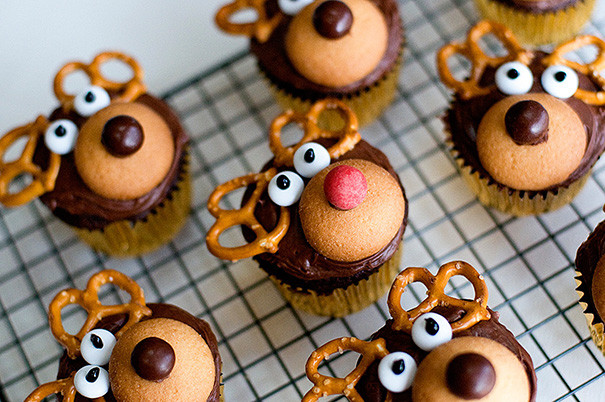 Những chiếc bánh cupcake hình tuần lộc chắc chắn bé nào cũng thích.