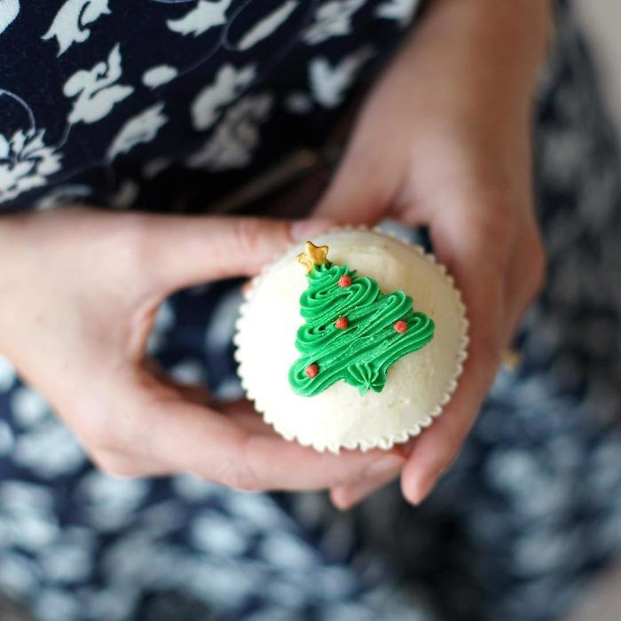 Bạn cũng có thể trang trí chiếc bánh bằng hình cây thông Noel.