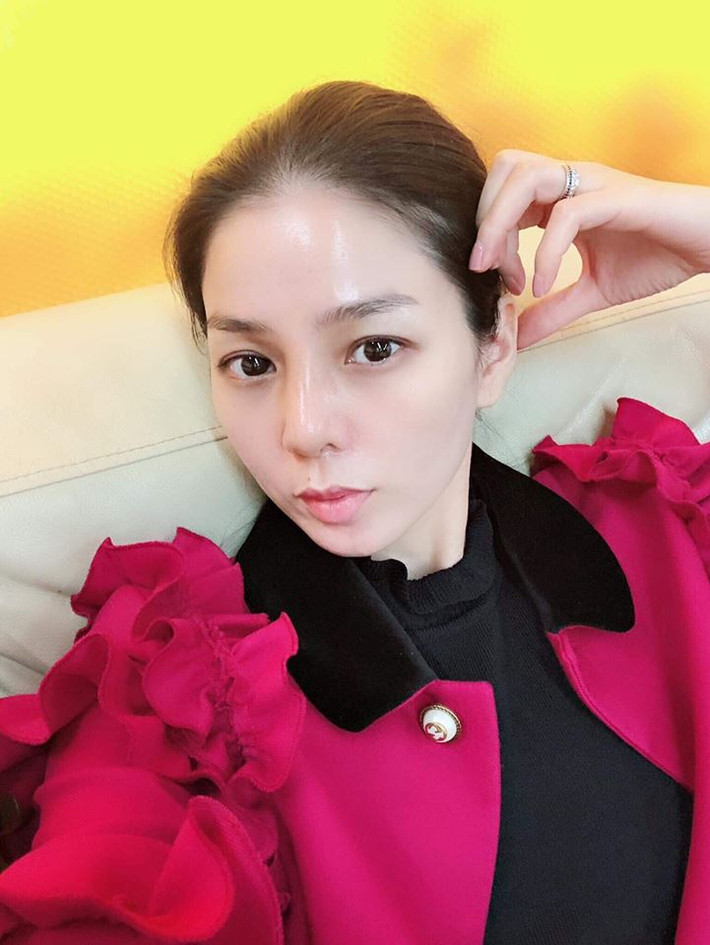 Tháng 10 vừa qua, đại diện của Lệ Quyên cho biết nữ ca sĩ vừa phẫu thuật tháo bỏ sụn mũi để tránh hoại tử, nguy hiểm tính mạng. Việc biến chứng thẩm mỹ của nữ ca sĩ trở thành chủ đề được rất nhiều người quan tâm.