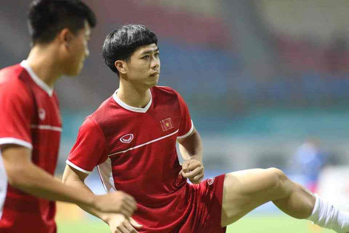 Công Phượng là cái tên nổi bật trong đội tuyển Việt Nam đang thi đấu ở AFF Cup 2018. Anh được coi là cầu thủ Việt Nam thường xuyên thay đổi kiểu tóc. Mới đây, anh gây ấn tượng với kiểu tóc đầu nấm trông khá ngô nghê.