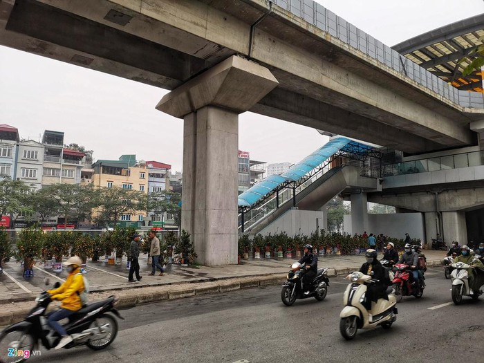 Nhưng chỉ sau đó 1 ngày, số cây cảnh được bày ra vỉa hè thậm chí còn nhiều hơn thời điểm bị công an kiểm tra. Đại diện Công an phường Thịnh Quang cho biết vẫn đang tìm cách xử lý.