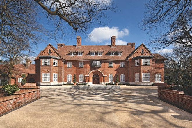 Biệt thự mà Justin Bieber này thuê có tên là Heath Hall, được xây vào năm 1910 và từng là nơi ở cho các nhân viên của chính phủ Trung Quốc. Năm 2012, biệt thự được rao bán với giá khoảng 158 triệu USD.
