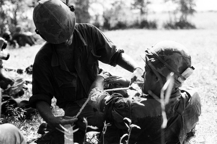 Lính quân y Mỹ băng bó vết thương cho một binh sĩ.
