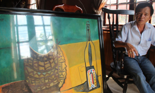 Ông Lê Thành Công bên bức tranh mà ông cho rằng do Picasso vẽ. Để tìm hiểu thực hư vụ việc, chúng tôi đã tìm gặp ông Công ngay tại nhà riêng vào khoảng 14 giờ ngày 7/8/2015. Không ngại ngần, ông Công đã vén tấm rèm che và giới thiệu bức tranh với chúng tôi. Trên thực tế, bức tranh được vẽ trông có vẻ… rất siêu thực, theo cái tông không lẫn với ai của nhiều bức tranh khác rất nổi tiếng của Picasso. Bức tranh có chiều rộng 1,15m, chiều dài 0,99 m. Tranh được vẽ trên nền vải và lồng vào một khung đen khá cũ kỹ, với đường viền hoa văn rất tinh xảo. 