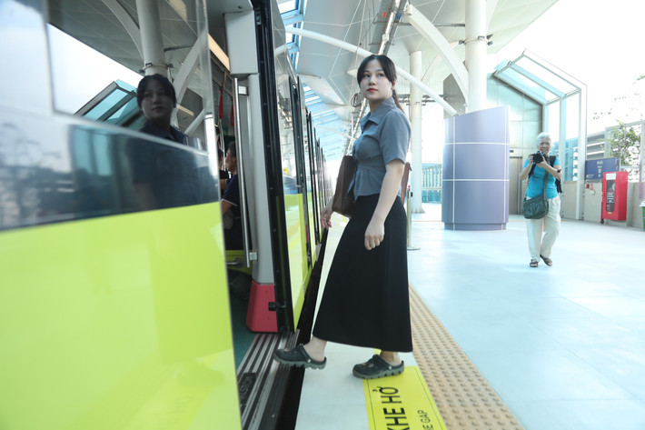 Hành khách hào hứng trải nghiệm tàu điện Nhổn - Ga Hà Nội.