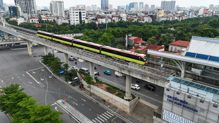 Sau khi hết thời gian miễn phí, vé lượt của tuyến đường sắt này, một ga là 8.000đ và đi cả tuyến 12.000đ/lượt. Vé ngày là 24.000 đồng, có giá trị trong một ngày và không hạn chế số lượt. Vé tháng (phổ thông, ưu tiên), phổ thông là 200.000đ/tháng; ưu tiên đối với học sinh, sinh viên là 100.000đ/tháng. Vé tập thể là 140.000đ/tháng.