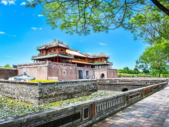 Quần thể di tích Cố đô Huế, được xây dựng từ đầu thế kỷ 19 đến nửa đầu thế kỷ 20, trở thành di sản văn hóa thế giới năm 1993. Công trình nổi bật với ba vòng thành theo thứ tự từ lớn đến nhỏ: Kinh thành, Hoàng thành và Tử cấm thành.
