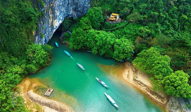 Vườn Quốc gia Phong Nha - Kẻ Bàng, tỉnh Quảng Bình hai lần được UNESCO vinh danh. Năm 2003, Phong Nha - Kẻ Bàng lần thứ nhất được vinh danh di sản theo tiêu chí giá trị ngoại hạng về địa chất và địa mạo. Tháng 7/2015, nơi này được vinh danh lần hai ở hai tiêu chí "là ví dụ nổi bật đại diện cho các tiến trình sinh thái trong sự tiến hóa, phát triển của các hệ sinh thái trên cạn" và "sở hữu môi trường sống tự nhiên có ý nghĩa nhất đối với việc bảo tồn đa dạng sinh học".