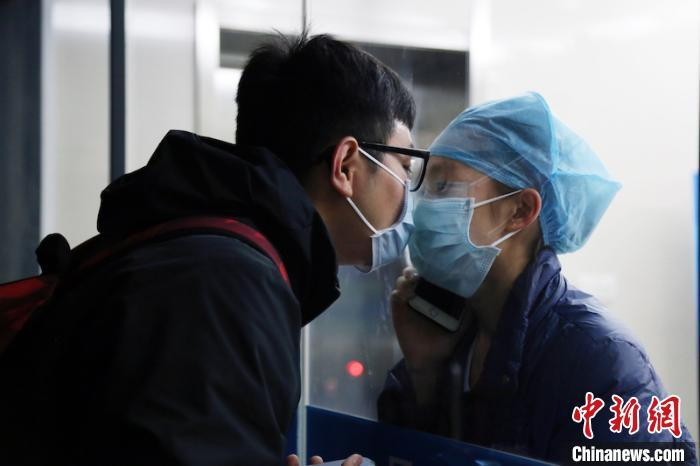 Chen Ying và bạn trai dự định đăng ký kết hôn vào ngày 14/2, nhưng sự xuất hiện của virus corona đã phá vỡ kế hoạch trước đó. Mặc dù ngày kết hôn gần kề nhưng Chen Yin vẫn tình nguyện đăng ký tham gia chống dịch. Hai người đã giao ước với nhau khi dịch bệnh kết thúc, việc đầu tiên họ làm là đi đăng ký kết hôn.