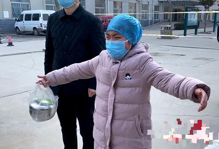 Cảnh bé gái 9 tuổi rơi nước mắt khi không thể ôm lấy người mẹ làm y tá đã thu hút sự chú ý từ cư dân mạng. Mẹ của cô bé là Liu Haiyan, làm y tá tuyến đầu ở Phù Câu, tỉnh Hà Nam, Trung Quốc. Khi dịch bệnh corona bùng nổ, cô Liu đã phải làm việc liên tục, không thể trở về nhà từ ngày mùng 1 Tết.