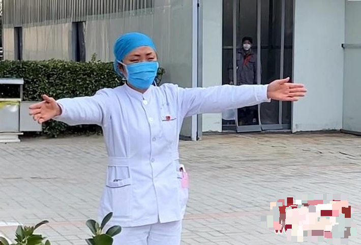 Chồng của Haiyan cho biết từ khi vợ chuyển hẳn vào bệnh viện để ngăn ngừa dịch, con gái 9 tuổi ở nhà luôn mong nhớ mẹ trở về. Vào ngày 31/1, hai bố con đã đến bệnh viện thăm mẹ. Cô con gái rất muốn được ôm mẹ, Haiyan cũng rất nhớ thương con nhưng vì lo sợ có thể lây nhiễm virus corona sang con, Haiyan đã không dám đến gần. Hình ảnh hai mẹ con gửi một cái ôm không khí từ xa tới nhau khiến những người xung quanh rơm rớm nước mắt. Ảnh: Internet.