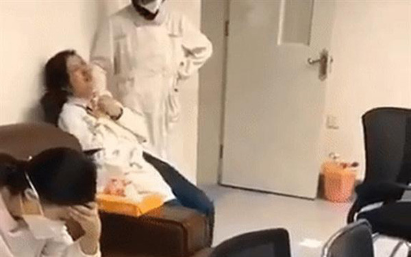 Nữ y tá đã bật khóc thảm thiết vì không chịu nổi áp lực quá lớn trong quá trình điều trị cho bệnh nhân nhiễm virus corona.