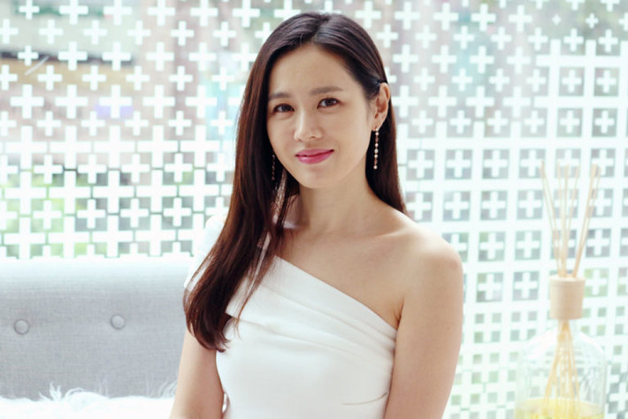 Không chỉ có khuôn mặt xinh đẹp trẻ mãi theo năm tháng, “chị đẹp” Son Ye Jin còn sở hữu thân hình nóng bỏng. Đặc biệt, vòng một quyến rũ được nữ diễn viên khoe khéo trong các chiếc đầm cúp ngực, lệch vai đầy gợi cảm.