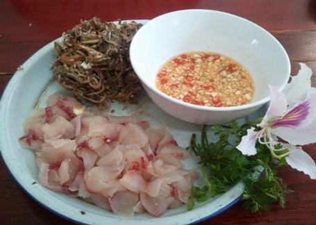 Món gỏi cá này chỉ lấy hai lườn thịt nên đầu đuôi cá còn thì để nấu canh chua. Sau khi đã lọc được thịt cá, rửa ngay vào nước muối đặc rồi bọc vào trong giấy trắng sạch. Vậy là sơ chế cá đã xong. Ảnh: Internet.