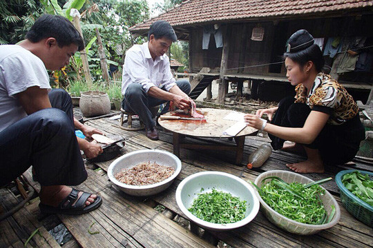 Gỏi có thể được làm từ nhiều loại cá, song thông thường được chế biến từ hai loại cá: Cá chép và cá trắm. Con cá còn tươi nguyên, có trọng lượng từ 2 kg trở lên, cá càng to thì càng dễ chế biến, nhất là cá bắt ở sông, suối hoặc cá nuôi ở ao hồ sống trong môi trường nước sạch nhiều năm sẽ cho thịt săn chắc và giòn. Ảnh: Petrotimes.