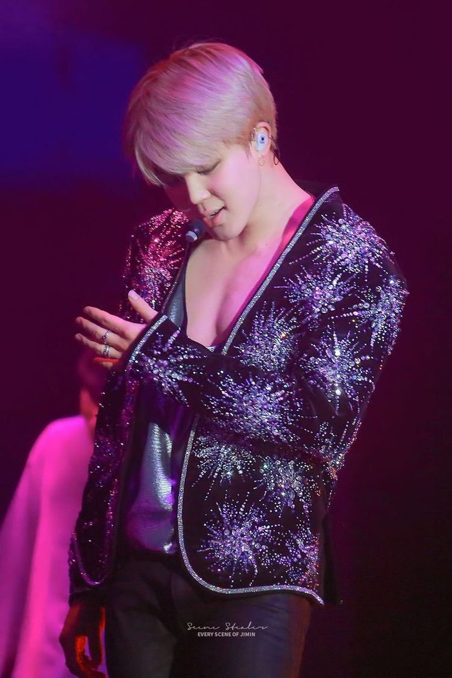Không những thế, Jimin còn hững hờ khoe vòng ngực đầy đặn và săn chắc trong chiếc áo cổ trễ có màu sắc bắt mắt trên sân khấu, khiến cho người xem phải bấn loạn vì anh chàng.