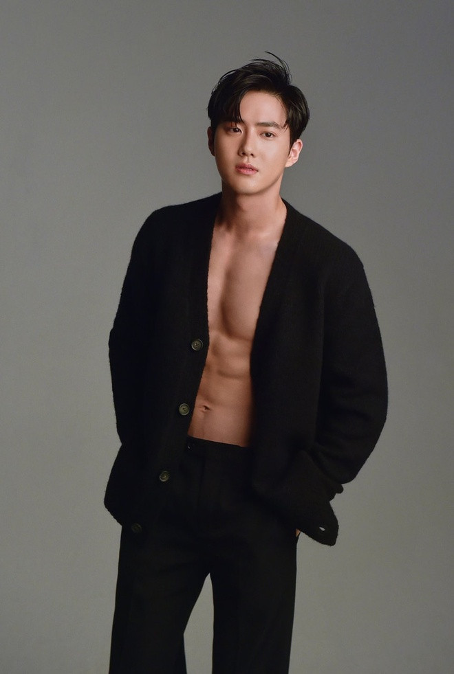 Trưởng nhóm EXO Suho là một trong những những nam thần tượng Hàn Quốc sở hữu thân hình đáng mơ ước. Anh chuộng mốt mặc áo phanh ngực khoe body cực phẩm khiến người hâm mộ “bấn loạn”.