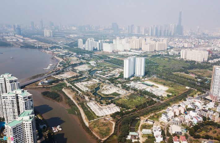 Dự án khu dân cư 30.224 ha thuộc phường Bình Khánh, quận 2, TP.HCM có tên thương mại là The Water Bay, trải dài gần 500 m bên đại lộ Mai Chí Thọ, có vị trí bên sông Sài Gòn, Khu đô thị mới Thủ Thiêm và đảo Kim Cương. The Water Bay có quy mô hơn 4.000 căn hộ và hạ tầng kỹ thuật do Công ty TNHH Phát triển Quốc tế Thế kỷ 21 (Century 21) là chủ đầu tư.