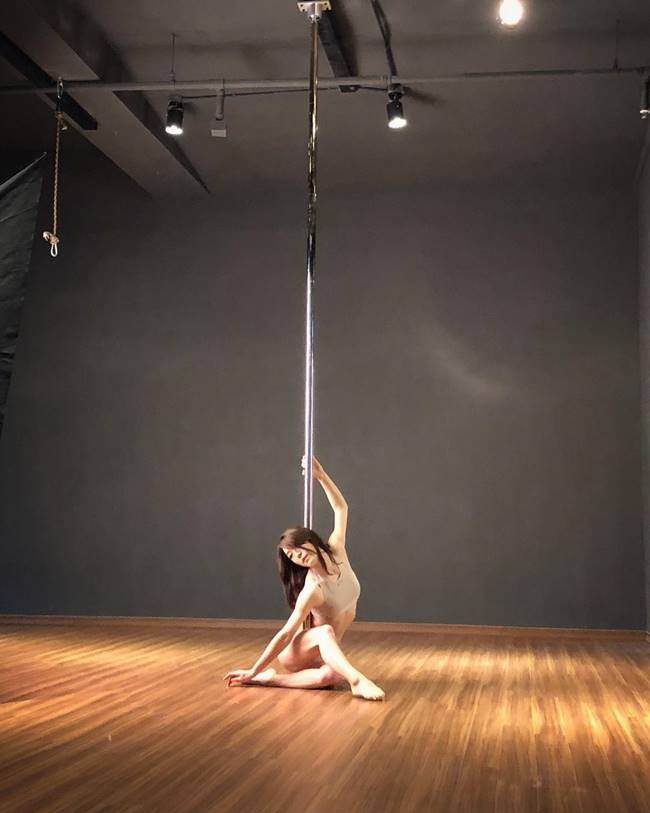 Bên cạnh yoga, pilates thì múa cột cũng được các cô gái xứ Hàn chăm chỉ luyện tập.