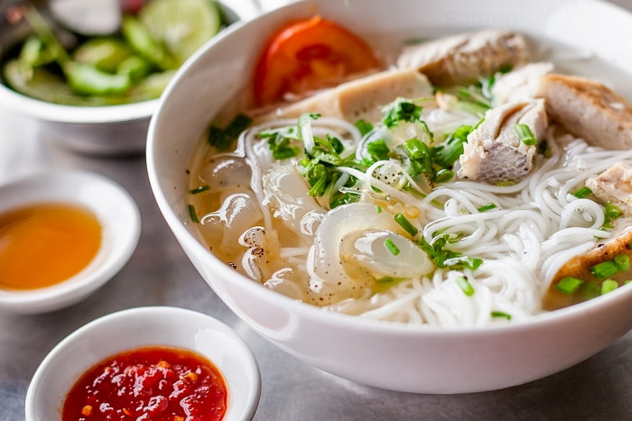 Bún sứa là một trong những món ngon ở Khánh Hòa mà du khách không thể bỏ qua. Nguyên liệu nổi bật nhất của món ăn có lẽ là phần thịt sứa màu trắng trong hoặc trắng đục, dày bản, cắn vào nghe giòn sần sật, thanh mát. Thường, tô bún sứa còn có thêm chả cá, nạc cá, rau thơm... và chan ngập nước dùng ngọt thanh.