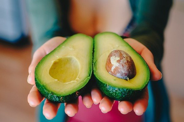 Quả bơ: Loại trái cây này giàu axit béo omega-3 giúp kháng viêm và ngăn ngừa mụn. Kali có trong quả bơ còn có tác dụng lợi tiểu, giúp bài tiết lượng muối thừa gây mụn ra khỏi cơ thể.