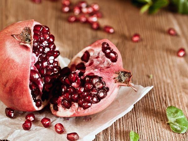 Lựu: Lựu giàu chất chống oxy hóa, vitamin C và flavonoid giúp cải thiện các vấn đề về da. Vitamin C giúp điều tiết dầu, còn các chất chống oxy hóa giúp chống lại các vi khuẩn gây mụn.