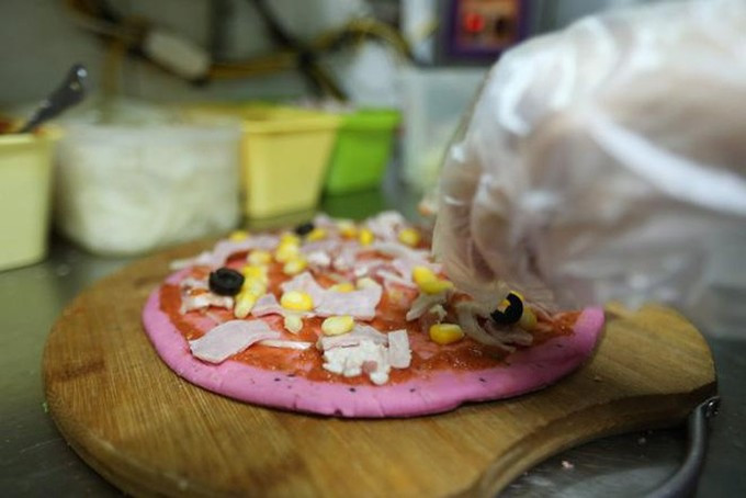 Những chiếc bánh pizza đế màu hồng tươi được làm từ thanh long ruột đỏ với mức giá chỉ 55.000 đồng/chiếc (loại bánh đường kính 22cm). Ảnh: Internet. Video "Chế biến món ngon từ nấm đông cô". Nguồn: VTC
