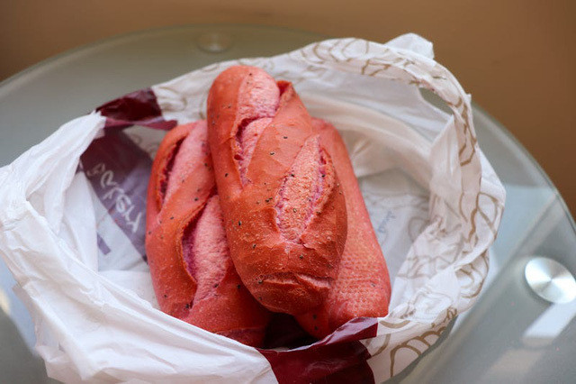 Có thể nói, bánh mì thanh long đến thời điểm hiện tại không chỉ nổi tiếng trong nước, mà giờ đây quốc tế cũng đang vô cùng tò mò và thích thú với món ăn độc đáo này.