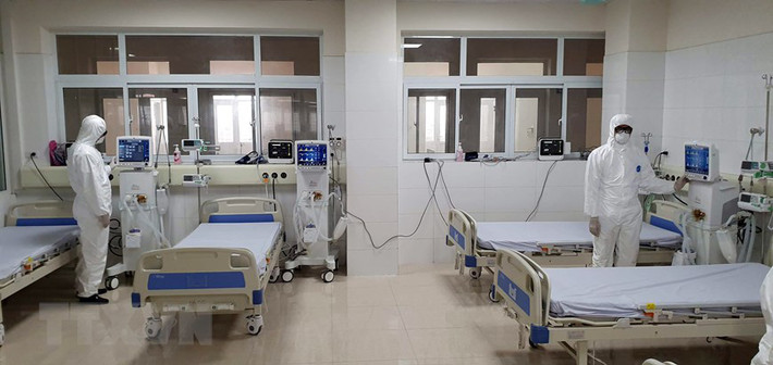 Các phòng bệnh của bệnh viện cách ly đặc biệt được lắp đặt trang thiết bị hiện đại. Ảnh: Vietnamplus/TTXVN.