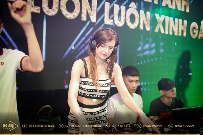 Nhờ vóc dáng gợi cảm, nữ DJ Ukraine thường xuyên mặc trang phục sexy khoe eo thon. Ảnh: FBNV. Video "Loay hoay giảm cân sau Tết". Nguồn: VTC14.