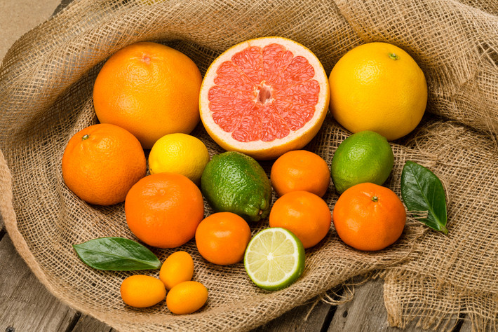Cam, bưởi: Hai loại quả này đều có hàm lượng vitamin C cao - là một thành phần thiết yếu để chống lại cảm lạnh thông thường và các bệnh tật khác. Bưởi cũng chứa một số lượng lớn các bioflavonoids giúp hệ thống miễn dịch được tăng cường.