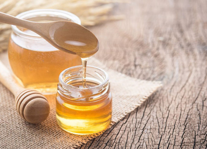 Mật ong: Chất chống oxy hóa trong mật ong sẽ giúp cơ thể tăng cường đề kháng. Bạn có thể dùng trực tiếp hoặc pha chế mật ong với lá hẹ, mật ong với quất, mật ong ngâm tỏi sẽ giúp cơ thể tránh khỏi những triệu chứng cảm ho đồng thời ngăn không cho các vi khuẩn cảm cúm xâm nhập vào cơ thể.